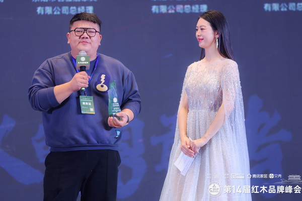 荣获杰出青年企业家，古阳红木董事长王长江接受央视主持人采访（视频）