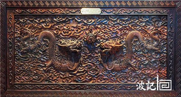 《小叶紫檀雕龙画柜》正面龙纹细节图 《小叶紫檀雕龙画柜》正面龙纹细节图