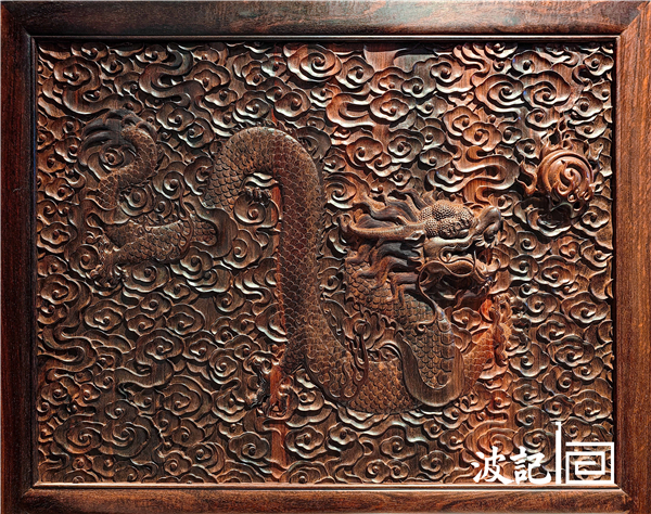 《小叶紫檀雕龙画柜》侧面龙纹细节图 《小叶紫檀雕龙画柜》侧面龙纹细节图