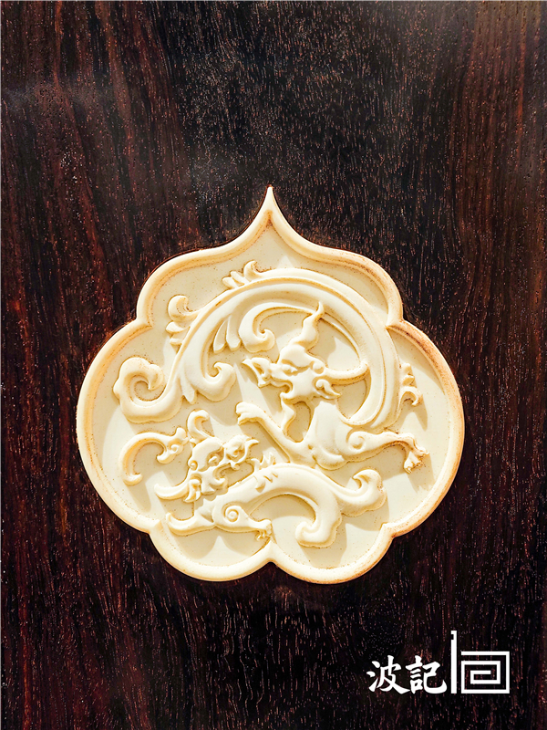 《小叶紫檀镶牙官帽椅》靠背龙纹细节图 《小叶紫檀镶牙官帽椅》靠背龙纹细节图