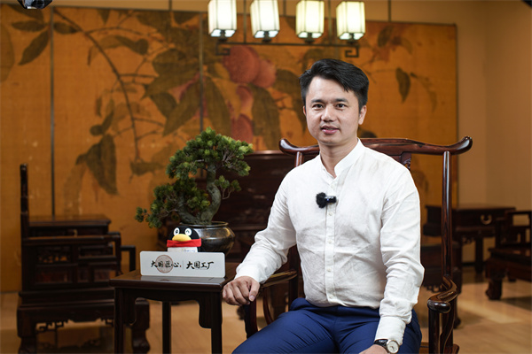 全联艺术红木家具专业委员会执行会长、品牌红木创始人、CEO林伟华 全联艺术红木家具专业委员会执行会长、品牌红木创始人、CEO林伟华