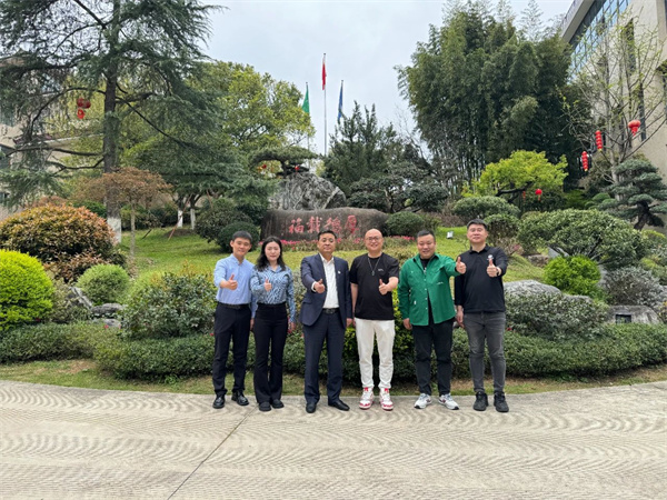 全联家具装饰业商会秘书长张仁江(左三)莅临卓木王参观指导 全联家具装饰业商会秘书长张仁江(左三)莅临卓木王参观指导