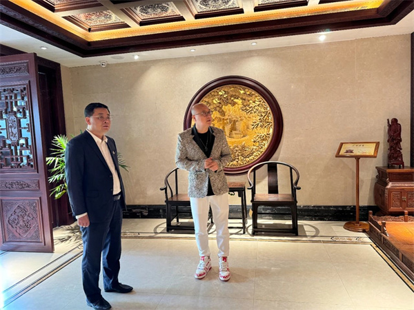 杜长江总裁(右一)陪同张仁江(左一)参观展厅 杜长江总裁(右一)陪同张仁江(左一)参观展厅