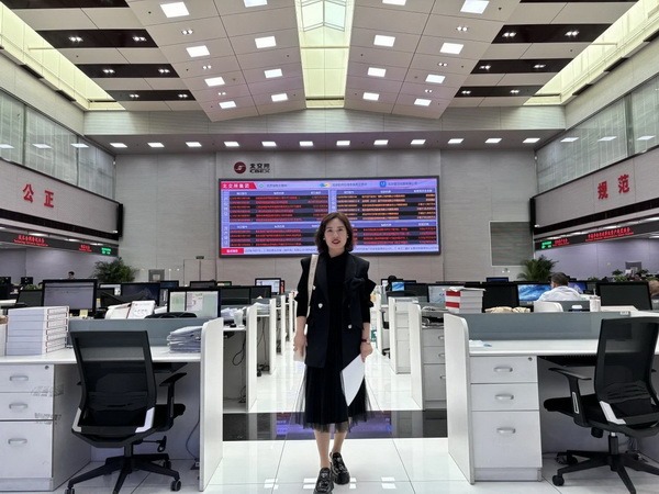 凹凸传奇红木董事长唐丽出席全国首批工程合作企业红木资产北交所挂牌启动会