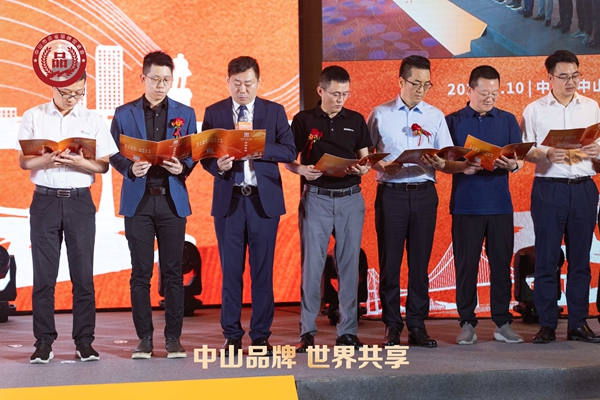 伍嘉炜总经理(左二)进行品牌宣言 伍嘉炜总经理(左二)进行品牌宣言