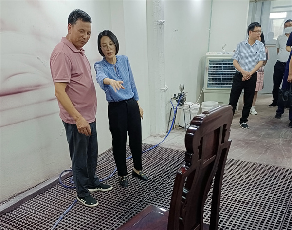 喜迎红红木董事长陆飞跃为政府领导介绍水性漆工艺 喜迎红红木董事长陆飞跃为政府领导介绍水性漆工艺