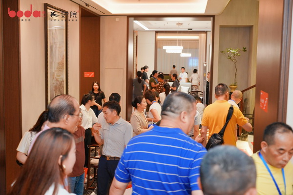 博大家居2000㎡旗舰展厅大幕揭起后,众嘉宾步入参观 博大家居2000㎡旗舰展厅大幕揭起后,众嘉宾步入参观