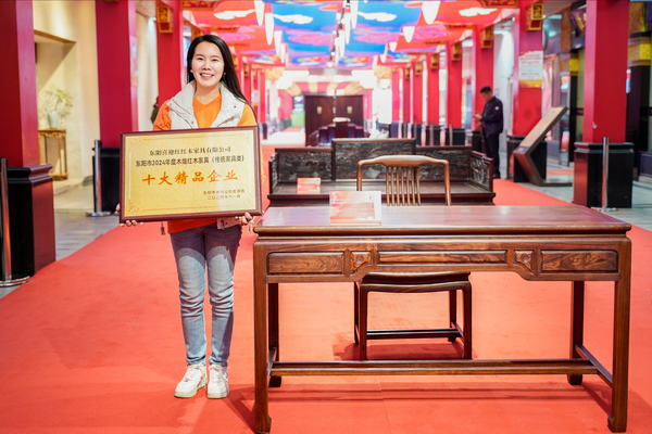 喜迎红红木《智汇学生桌》荣获“东阳市木雕红木家具十大精品”称号,备受瞩目 喜迎红红木《智汇学生桌》荣获“东阳市木雕红木家具十大精品”称号,备受瞩目