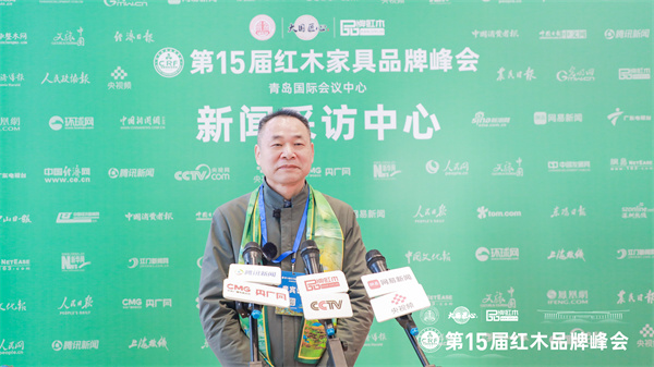 荣鼎轩董事长徐荣桃接受媒体采访 荣鼎轩董事长徐荣桃接受媒体采访