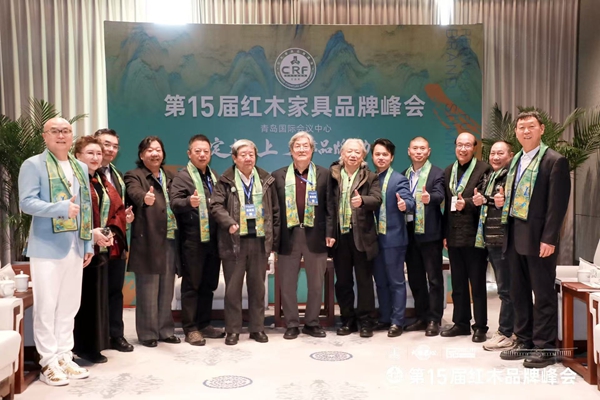金彪云大师(左四)与全国人大原常委、全国政协原常委、 全国人大法律委员会原副主任、全国工商联原常务副主席、北京市原副市长孙安民(左七)以及优秀红木企业代表合影留念 金彪云大师(左四)与全国人大原常委、全国政协原常委、 全国人大法律委员会原副主任、全国工商联原常务副主席、北京市原副市长孙安民(左七)以及优秀红木企业代表合影留念