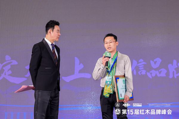国方家居工艺总监章小华接受央视主持人肖贵宁采访 国方家居工艺总监章小华接受央视主持人肖贵宁采访