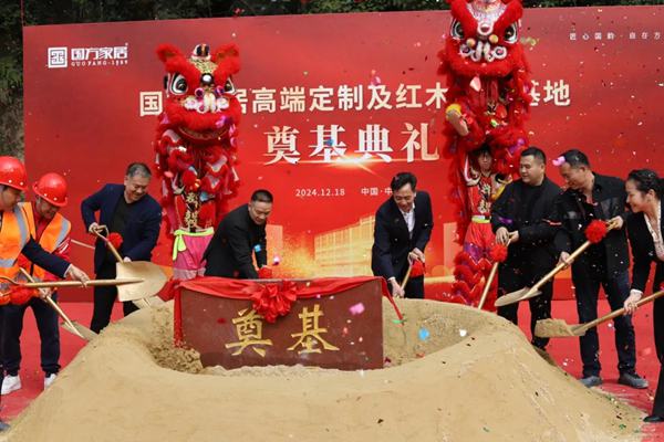 领导嘉宾一起挥锹培土奠基 领导嘉宾一起挥锹培土奠基