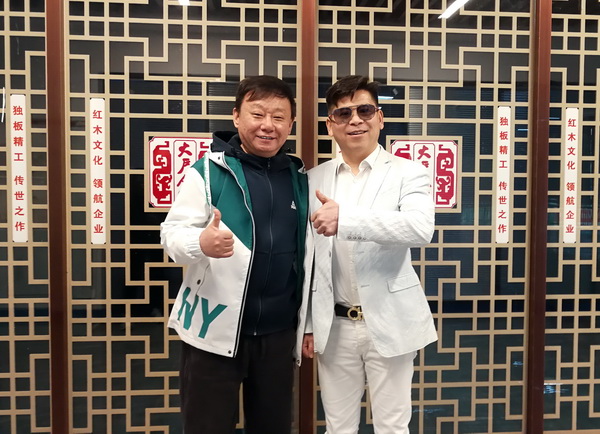 著名演员邵峰(左)莅临大户人家选购红木家具并与大户人家董事长周世建(右)合影 著名演员邵峰(左)莅临大户人家选购红木家具并与大户人家董事长周世建(右)合影