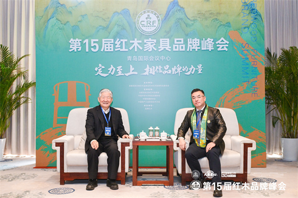 国寿红木董事长陈淦凡(右)与第十二届全国政协委员、国务院发展研究中心原副主任侯云春合影 国寿红木董事长陈淦凡(右)与第十二届全国政协委员、国务院发展研究中心原副主任侯云春合影