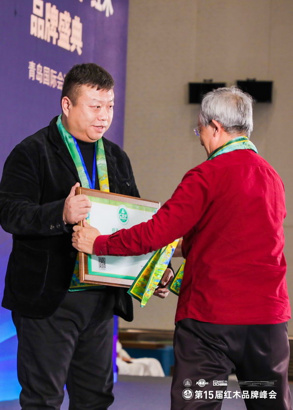 华南农业大学教授李凯夫(右)为富雅家居董事长杨少辉颁奖 华南农业大学教授李凯夫(右)为富雅家居董事长杨少辉颁奖