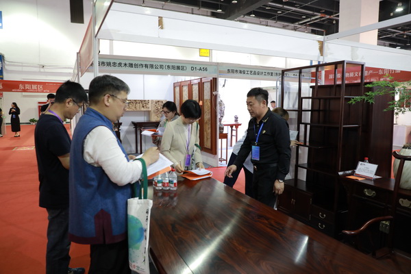 东邦红木展区，正在评选获奖家具