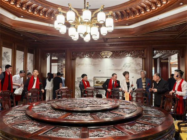 一众领导嘉宾参观御乾堂红木家居艺术馆