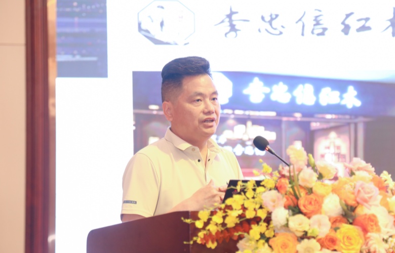 四月高光 | 李忠信红木荣膺新荣，匠心传承再铸行业新辉煌